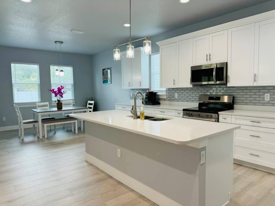 Villa Brand New Tampa Oasis With Private Jacuzzi Retreat Lutz Exterior foto